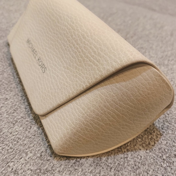 MICHEAL KORS SUNGLASSES - Picture 6 of 7